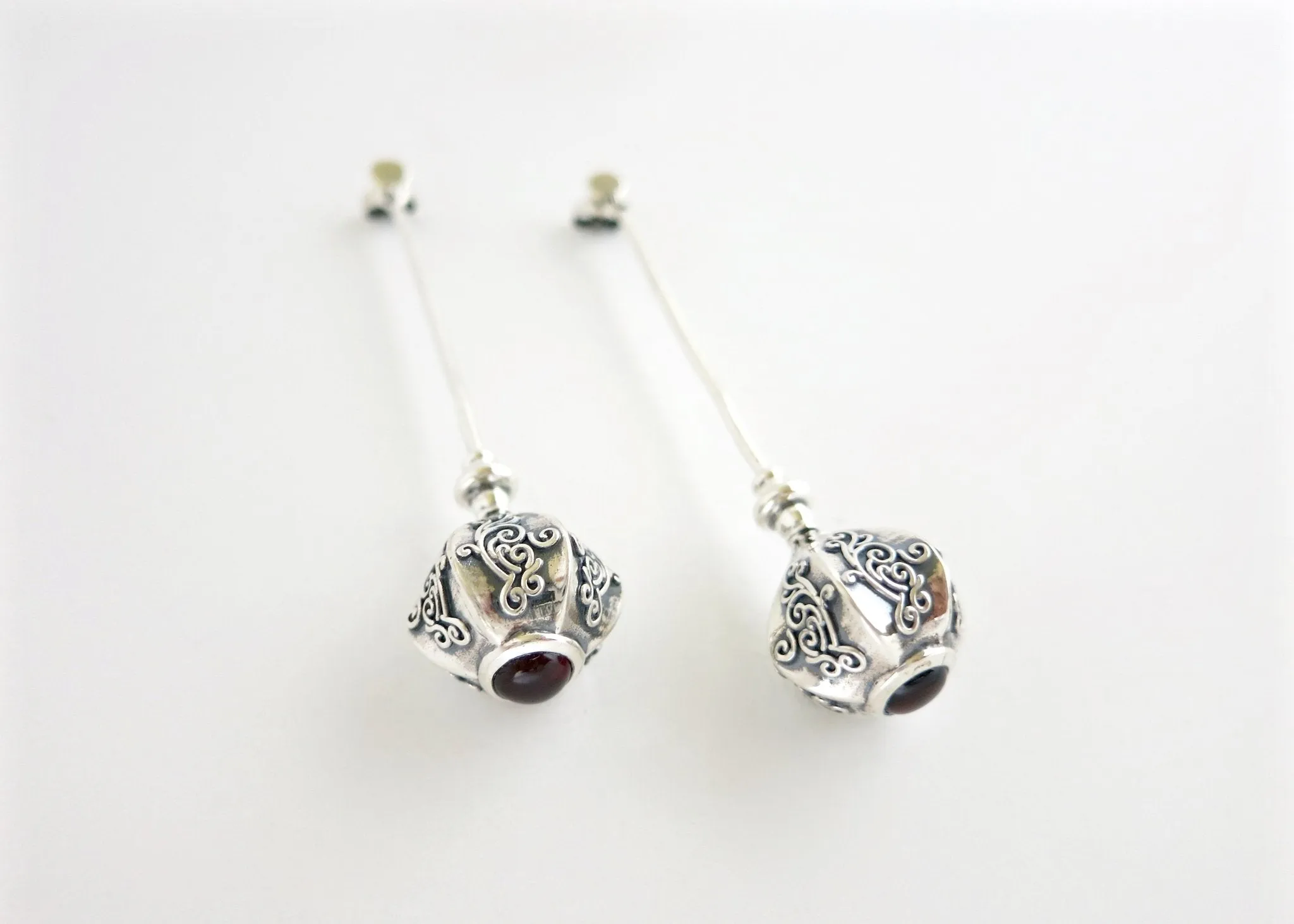 Arresting, graceful, long earrings with garnet