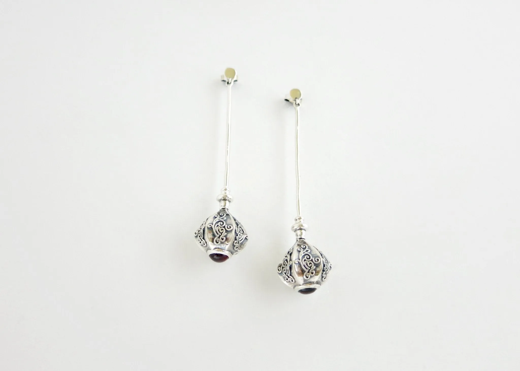 Arresting, graceful, long earrings with garnet
