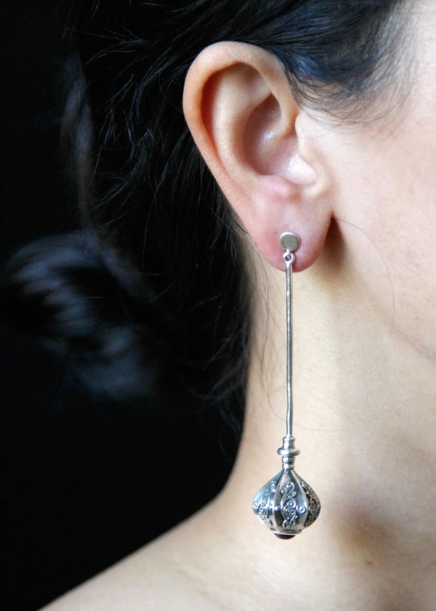 Arresting, graceful, long earrings with garnet