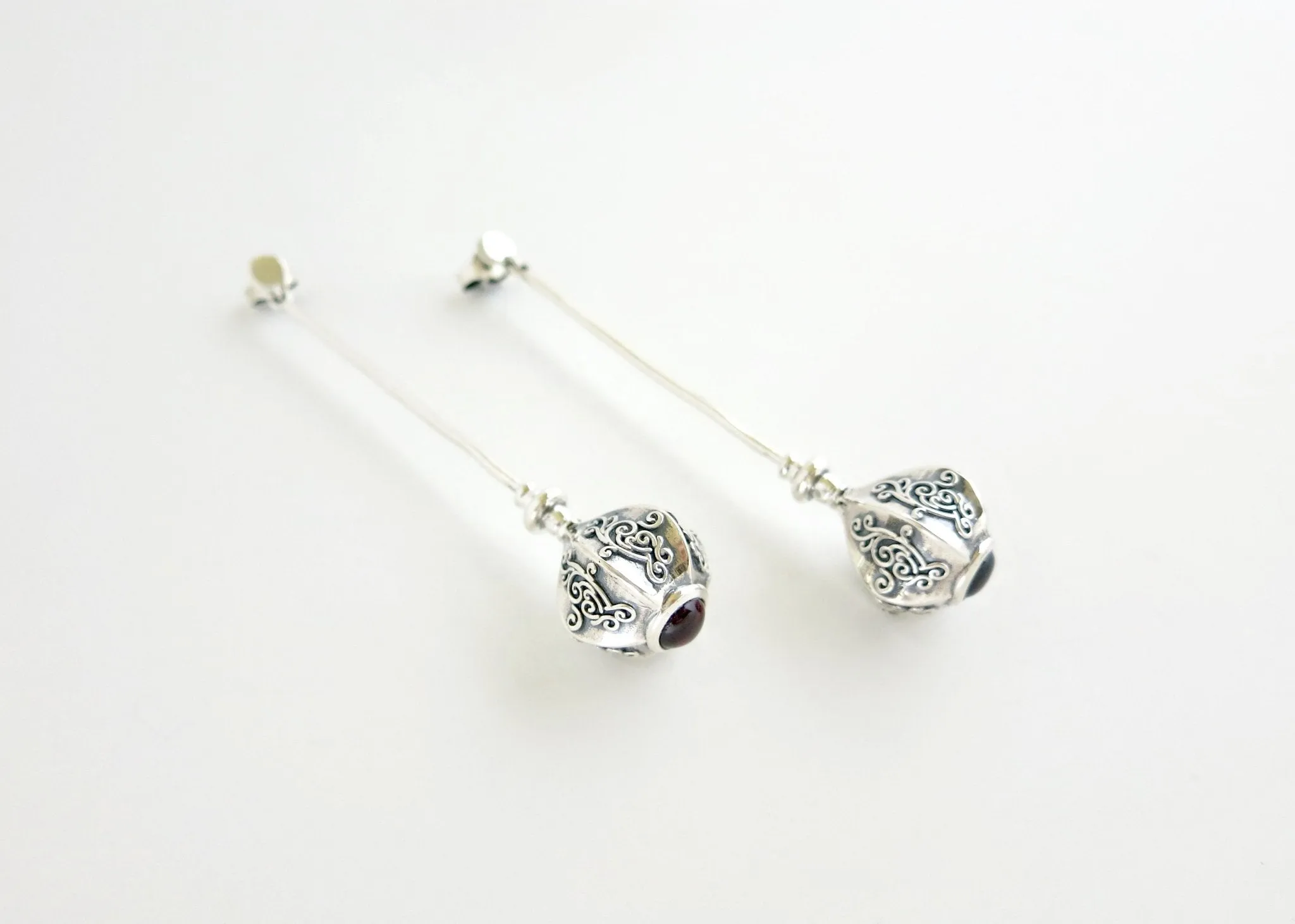 Arresting, graceful, long earrings with garnet