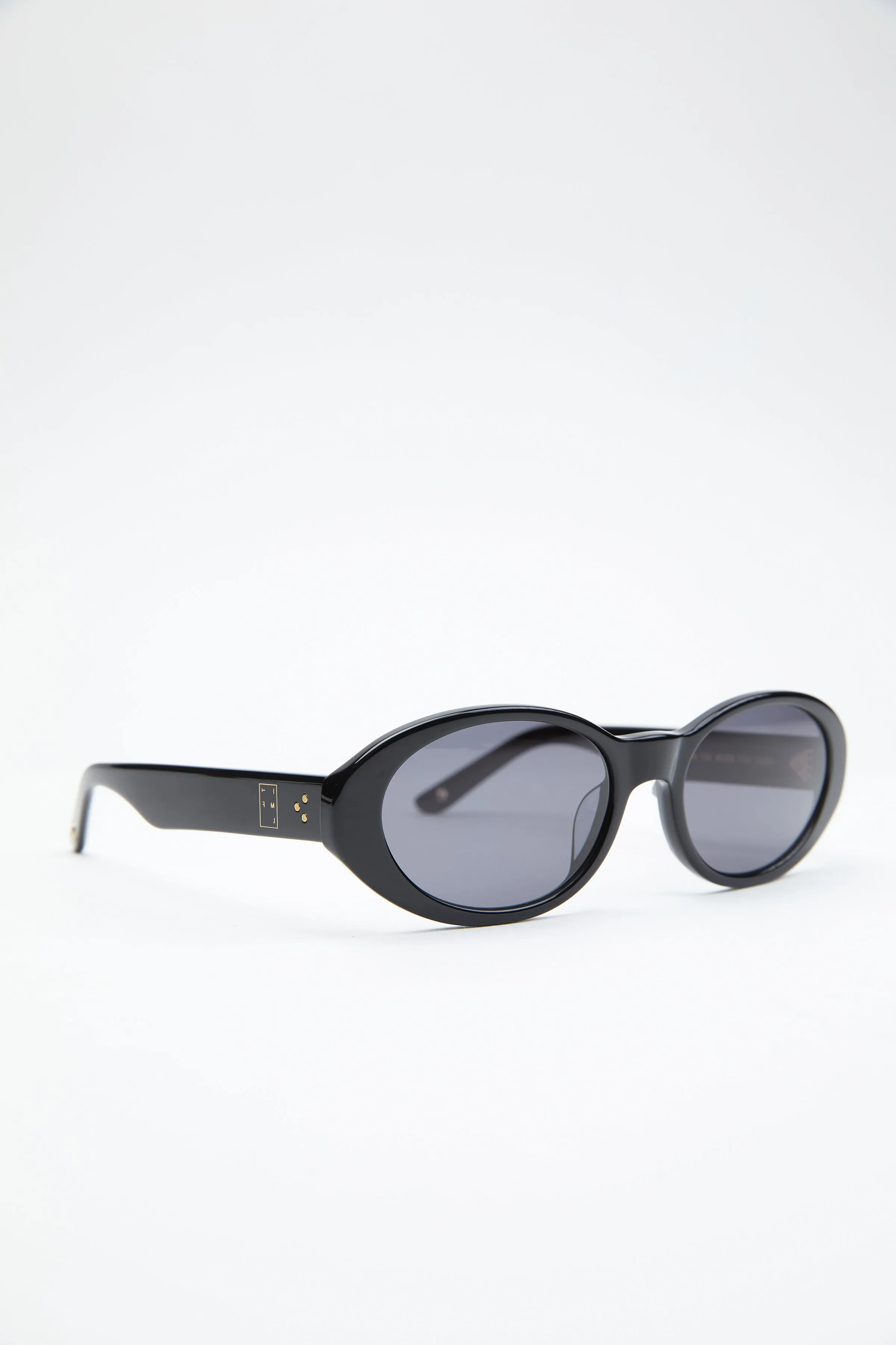 CAROLINE BK SUNGLASSES WITH CHAIN