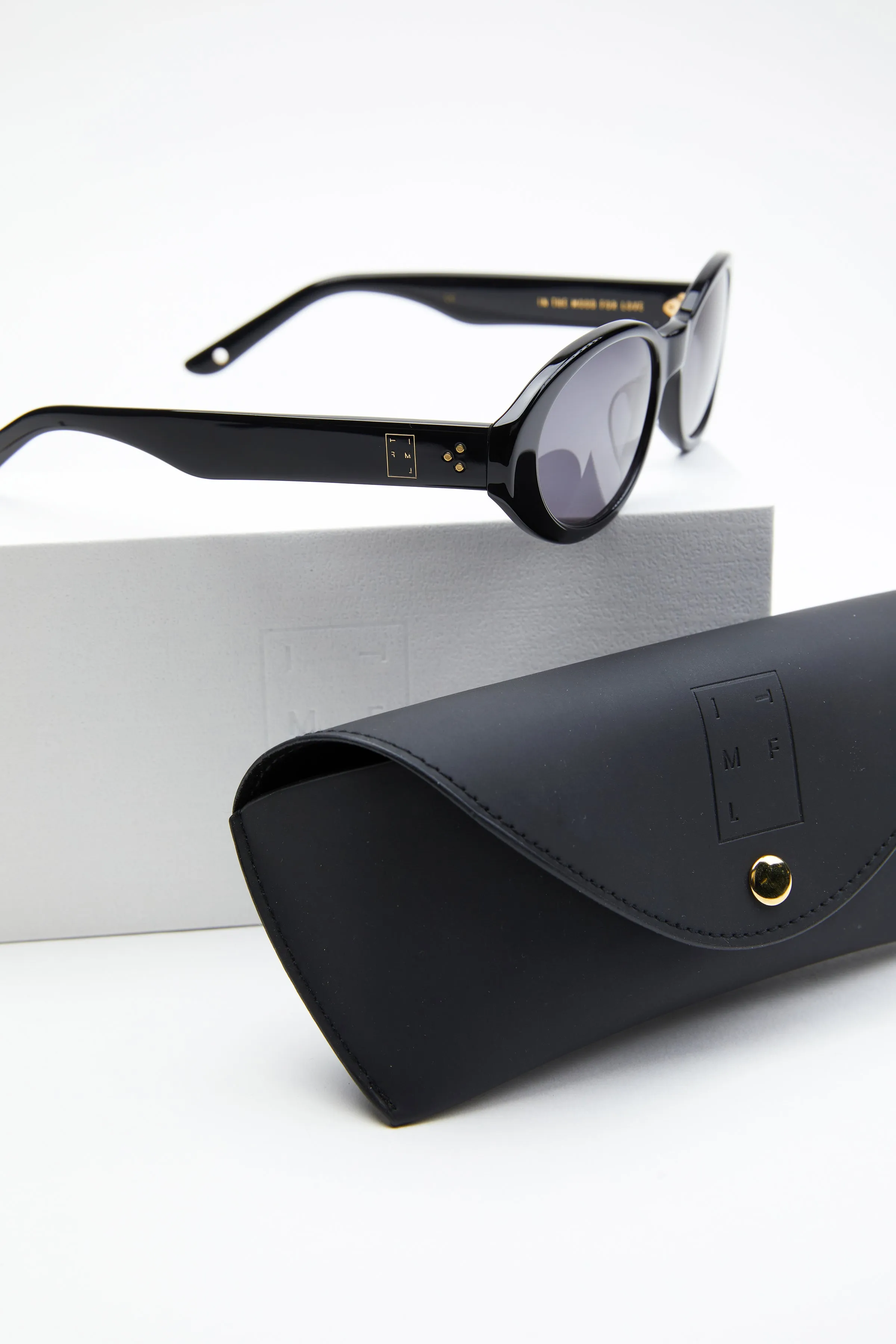 CAROLINE BK SUNGLASSES WITH CHAIN