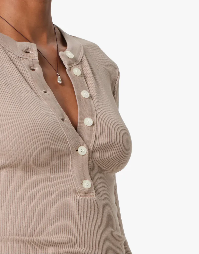 Citizens of Humanity Varra Henley Shirt in Sandatlas