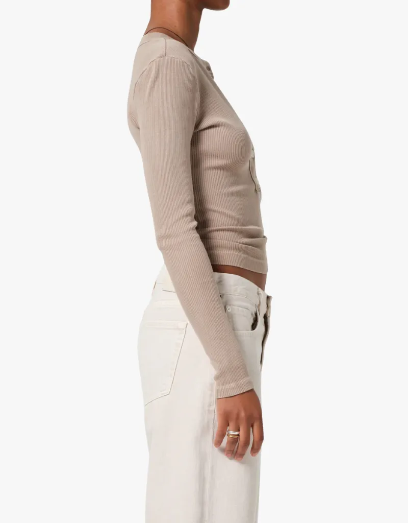Citizens of Humanity Varra Henley Shirt in Sandatlas
