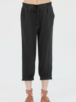 GO PARACHUTE CAPRI PANTS IN WASHED BLACK