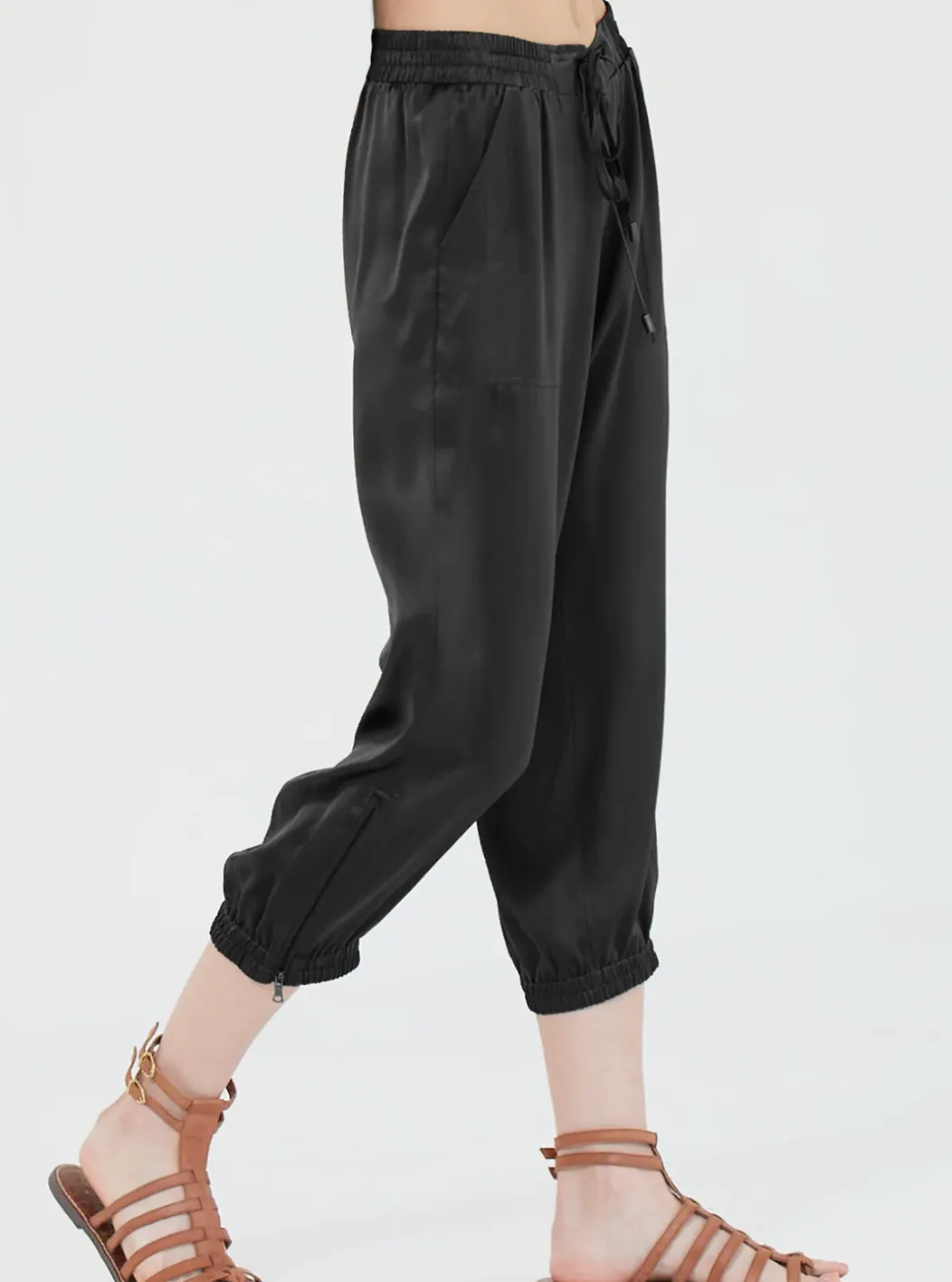 GO PARACHUTE CAPRI PANTS IN WASHED BLACK
