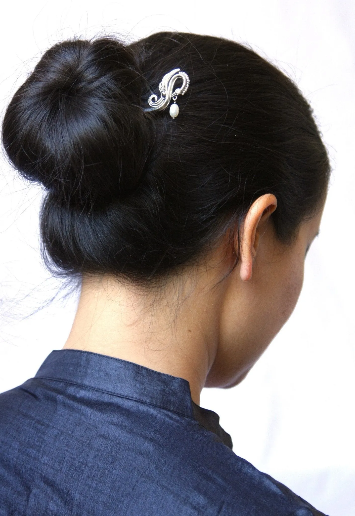 Graceful, swan bun-stick with a dangling pearl