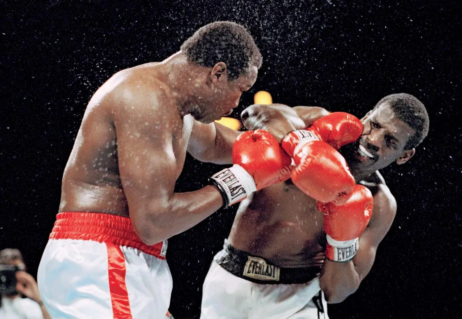 Larry Holmes Signed Everlast Boxing Glove (Schwartz) Won 69 of 75 Fights 1973-02