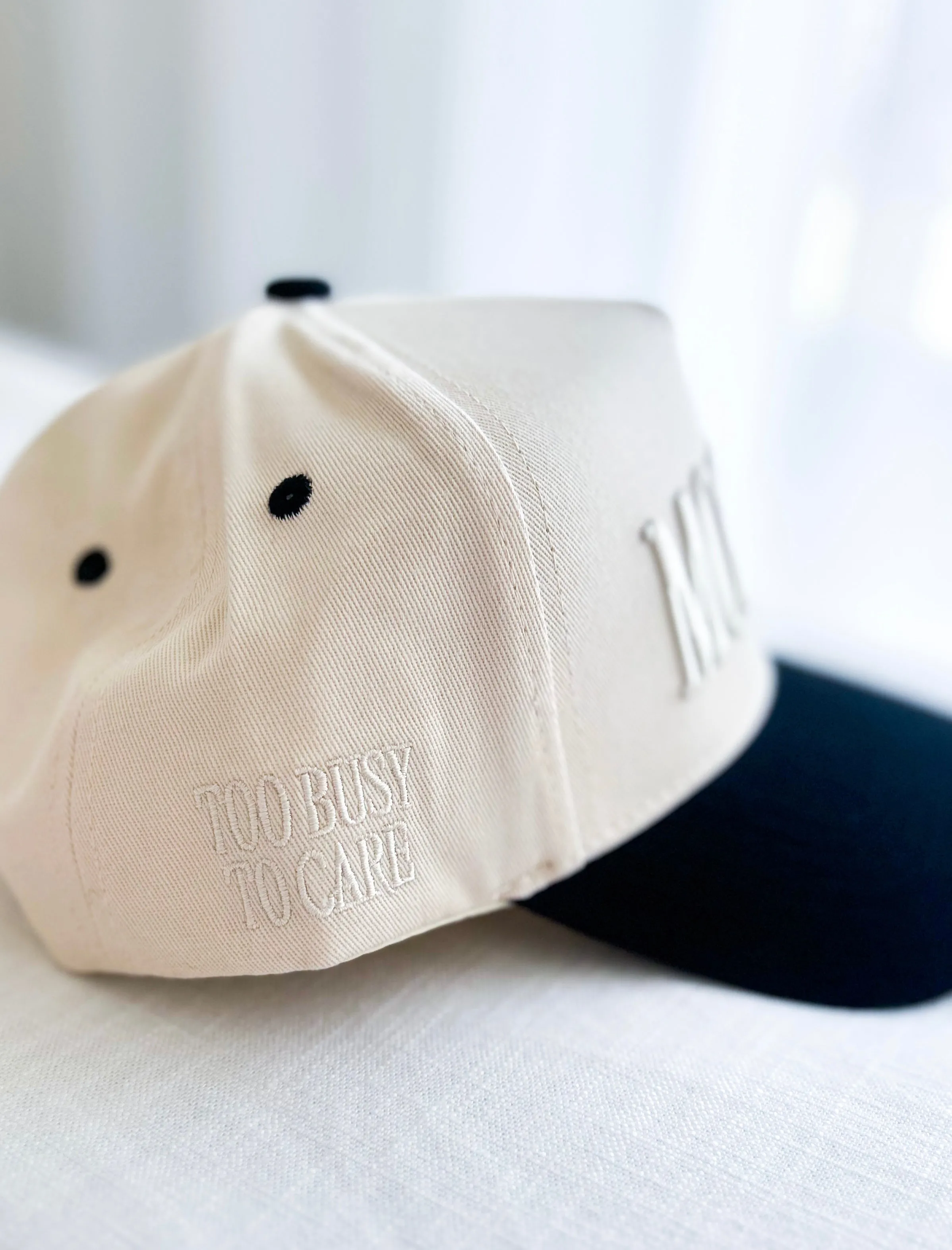 MOMMIN' Vintage Trucker Hat