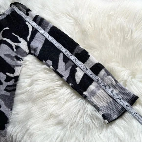 Skull Cashmere Knit Sweater Camo Print MEDIUM Black Gray Crewneck 100% Cashmere