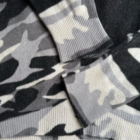 Skull Cashmere Knit Sweater Camo Print MEDIUM Black Gray Crewneck 100% Cashmere