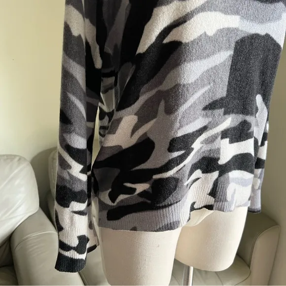 Skull Cashmere Knit Sweater Camo Print MEDIUM Black Gray Crewneck 100% Cashmere