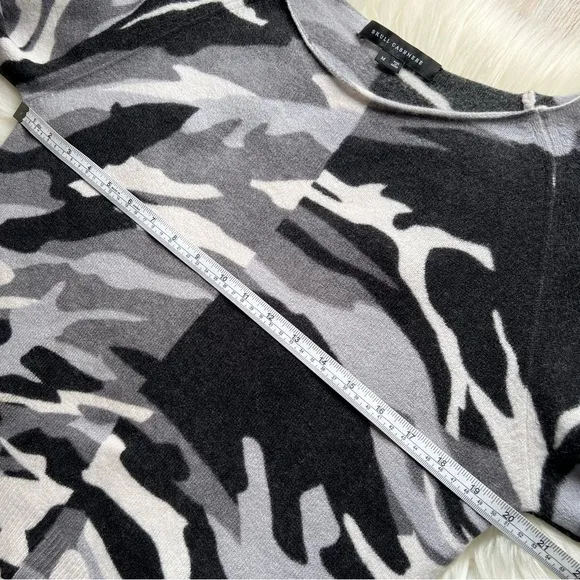 Skull Cashmere Knit Sweater Camo Print MEDIUM Black Gray Crewneck 100% Cashmere