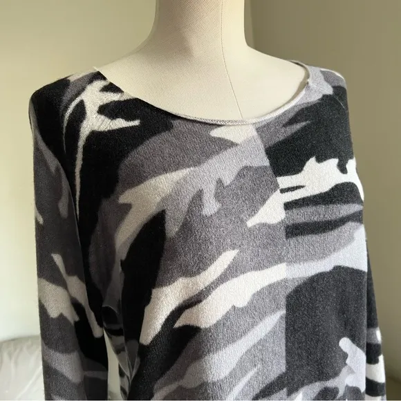 Skull Cashmere Knit Sweater Camo Print MEDIUM Black Gray Crewneck 100% Cashmere