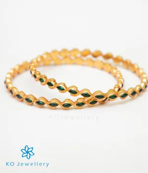 The Eka Silver Kempu Bangle (Green/Size 2.6)