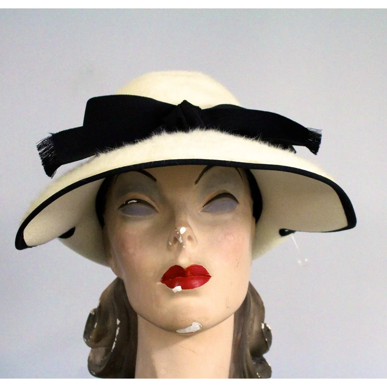 Vintage Ladies Bucket Hat Mr.John Jr Ivory & Black Dramatic Style 1960s