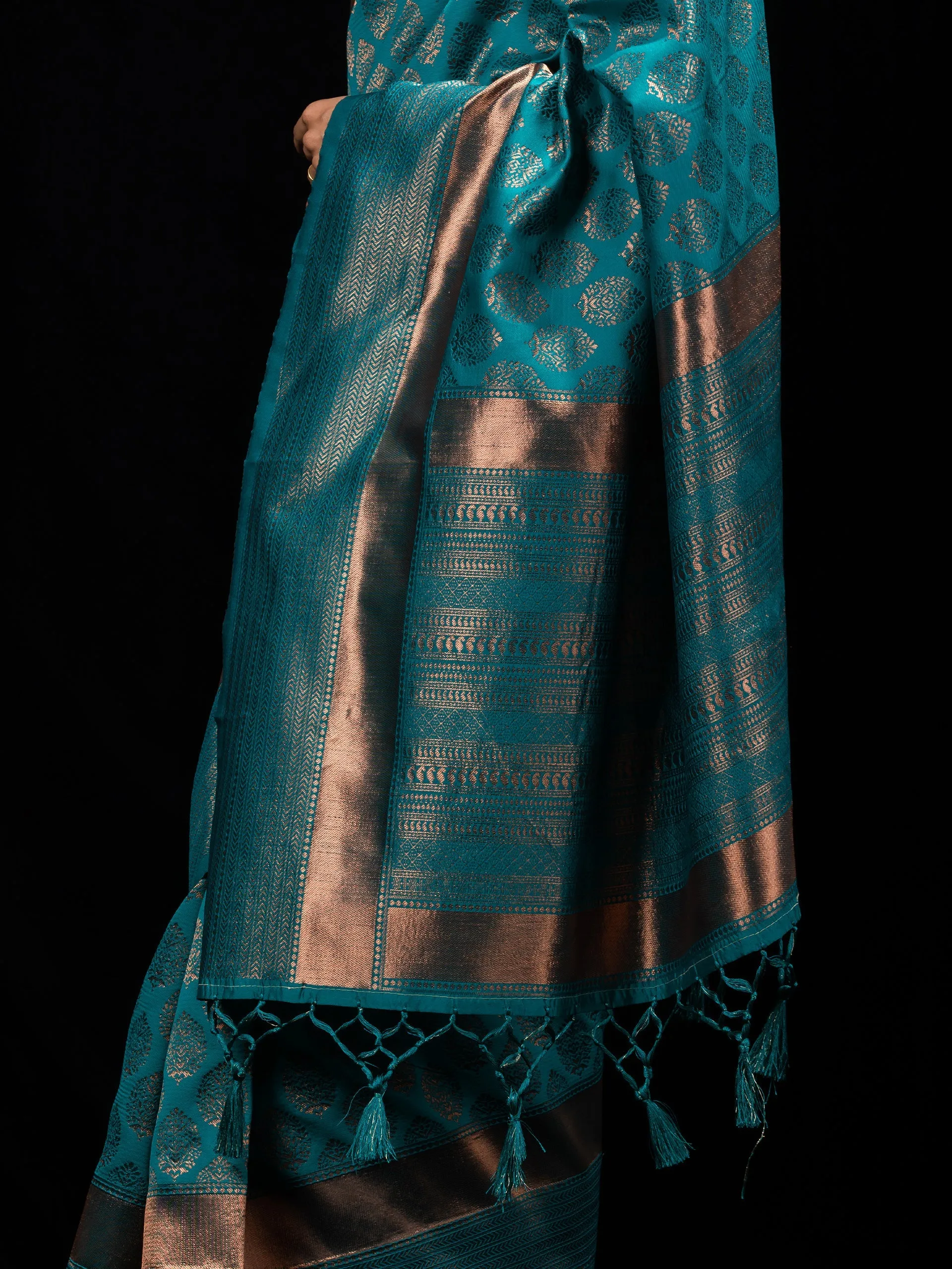 Vishesh Firoza Saree with Blouse Fabric